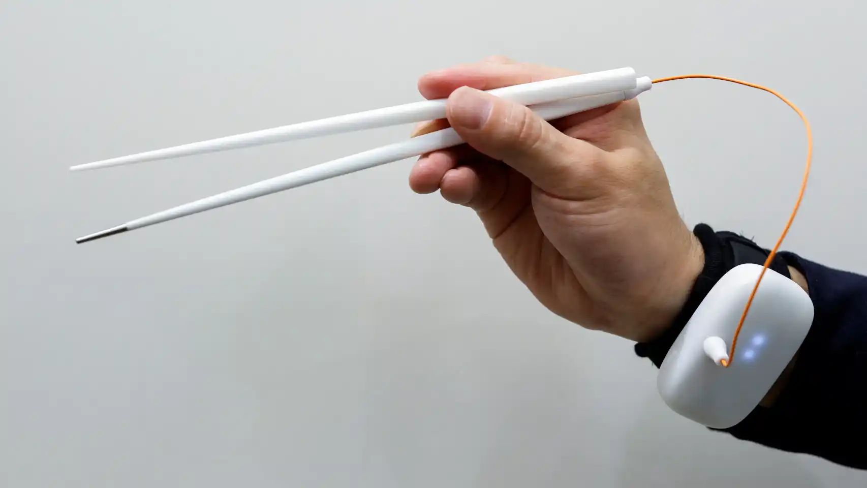 Investigadores japoneses desarrollan palillos eléctricos que realzan el sabor de la comida